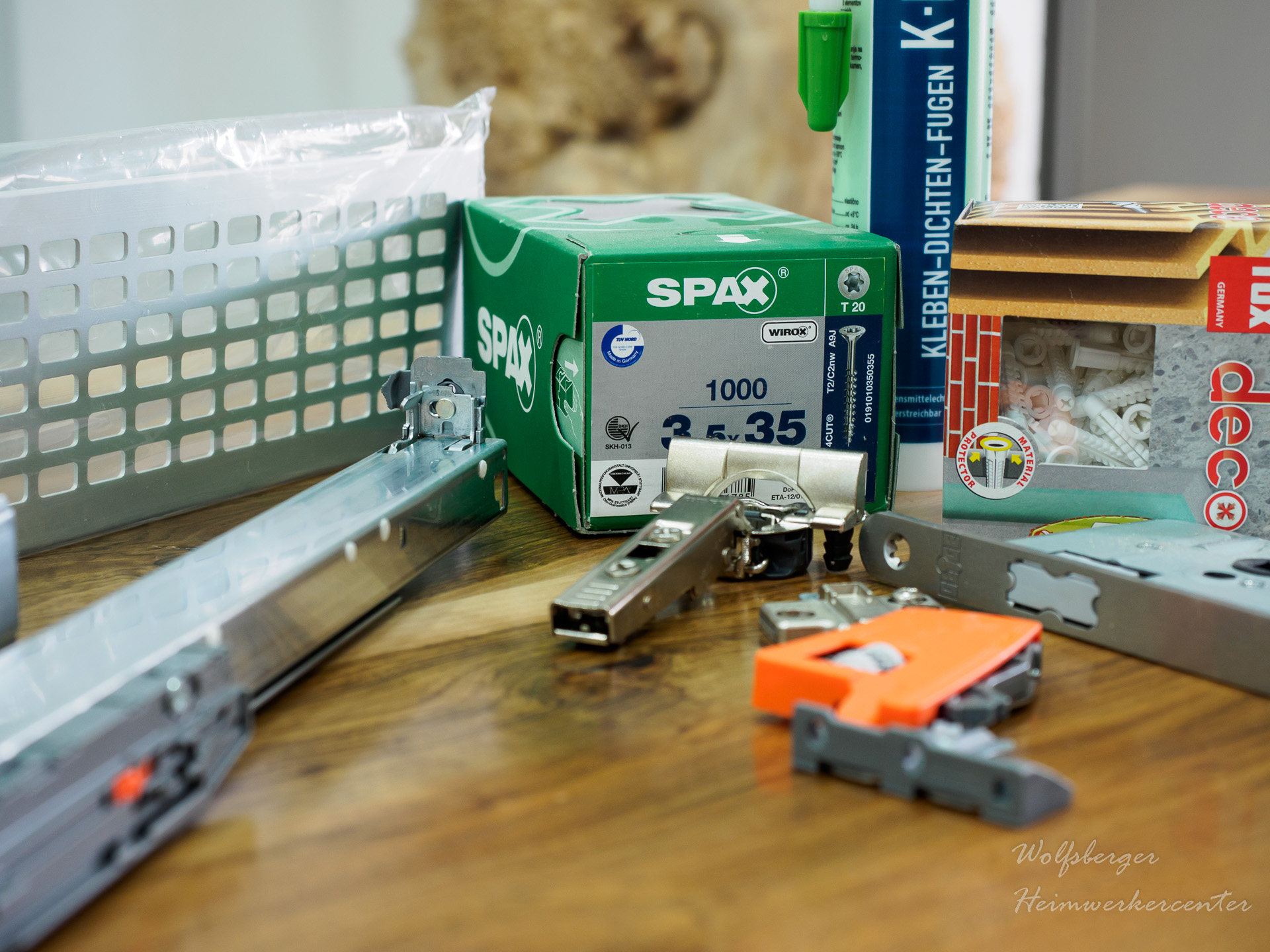 Beschläge, Schrauben und Zubehör