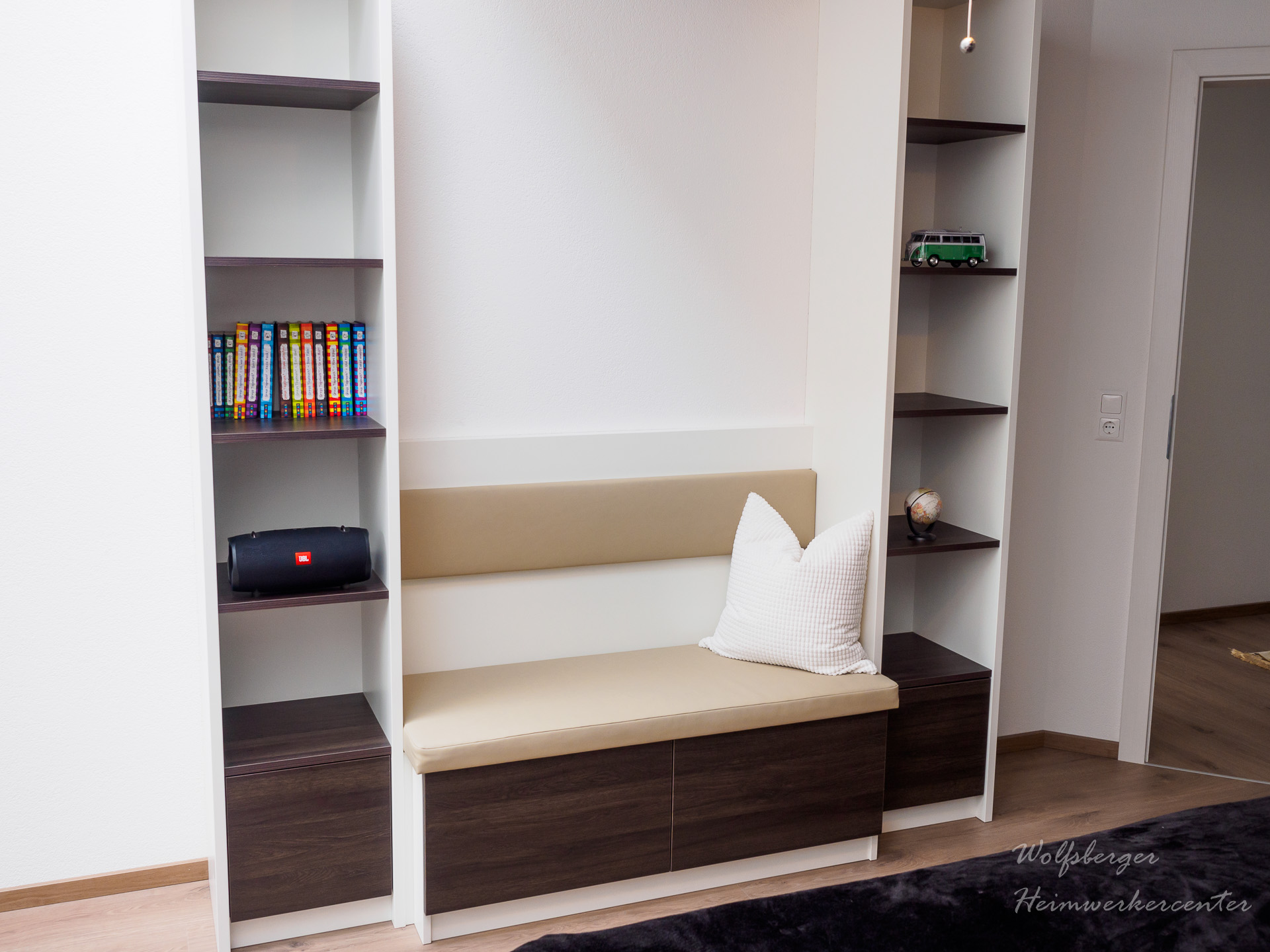 Massiver Holztisch im Wohnbereich